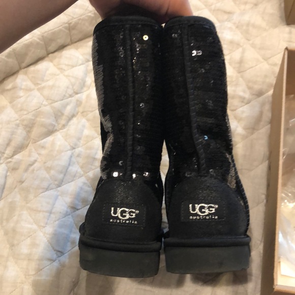 UGGS Women’s Short Sparkle Sequin - Picture 3 of 7